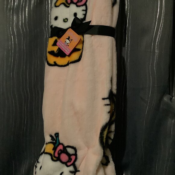 Hello Kitty Halloween Blanket - Picture 3 of 3